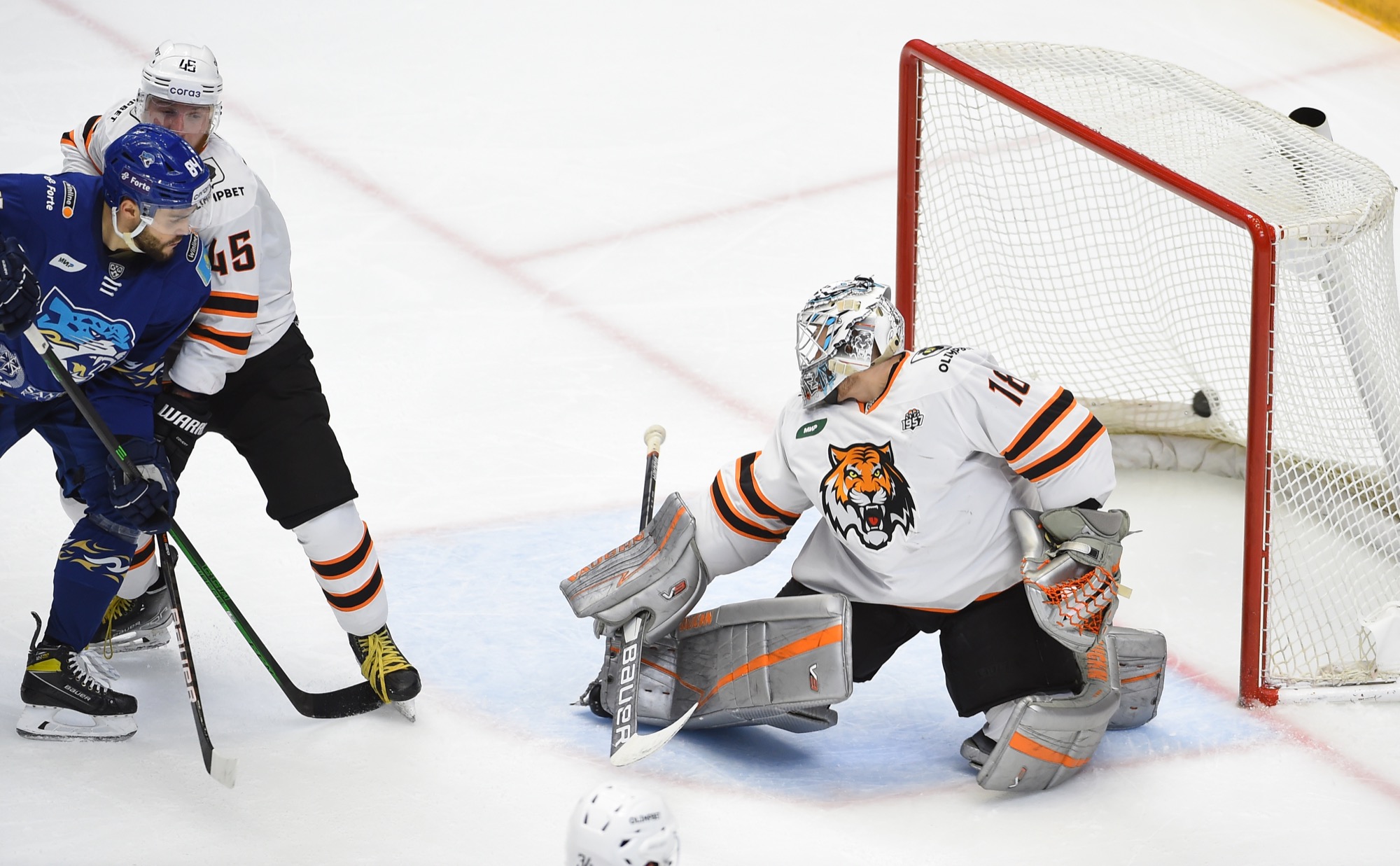 Амур (хоккейный клуб) аликин. Амур барыс 16 февраля. Амур кхл. Амур барыс 16 февраля. Травма игрока барыс.